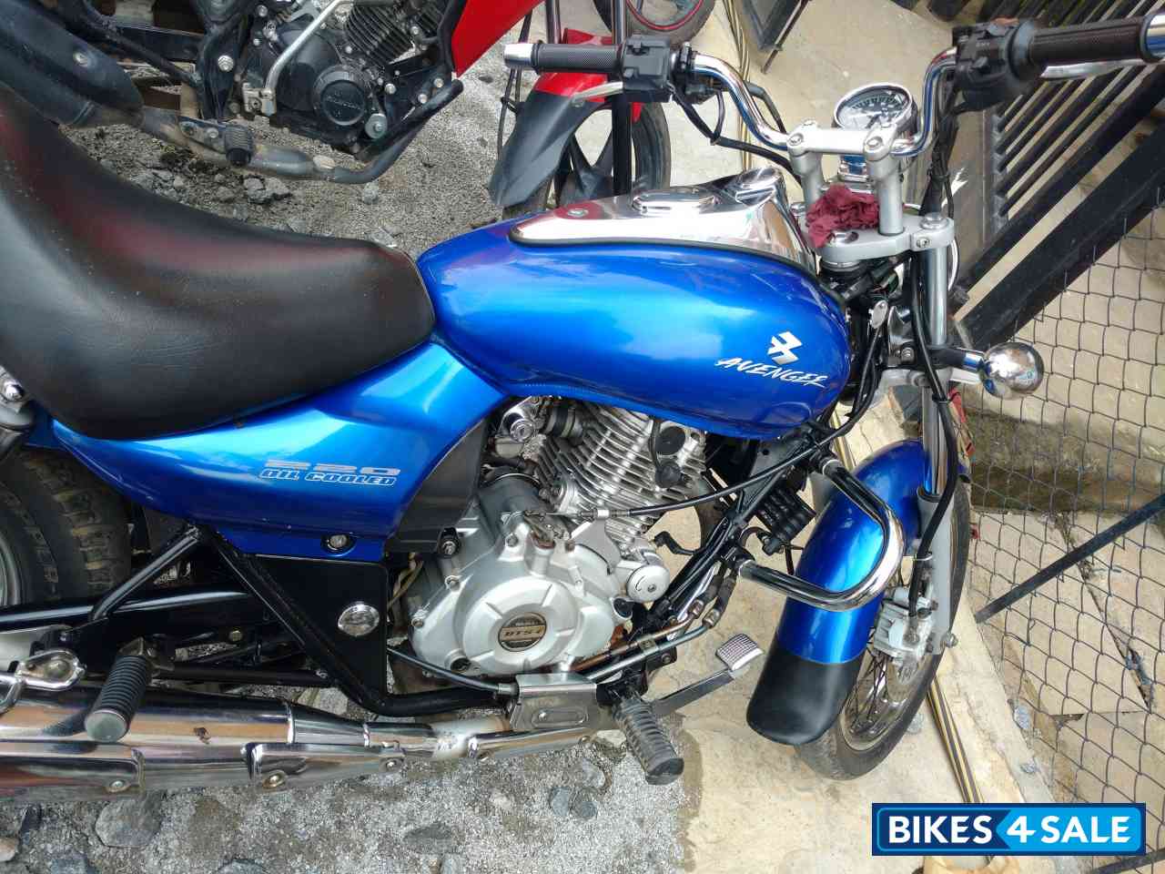 Blue Bajaj Avenger 220 DTS-i