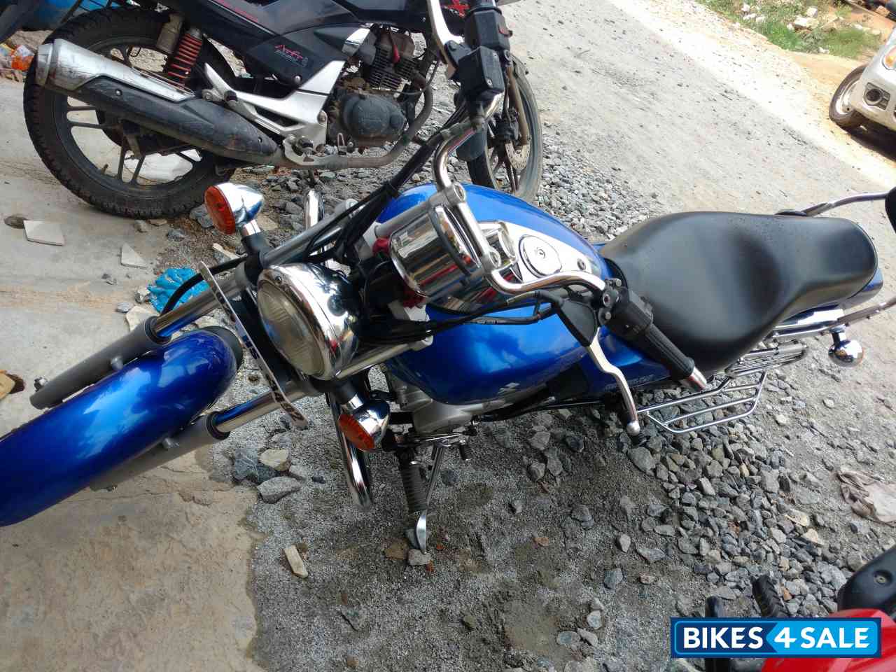 Blue Bajaj Avenger 220 DTS-i