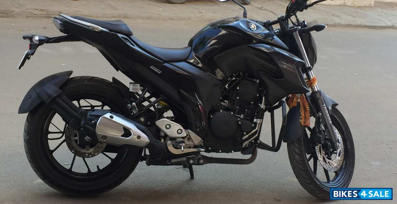 Midnight Black Yamaha FZ25