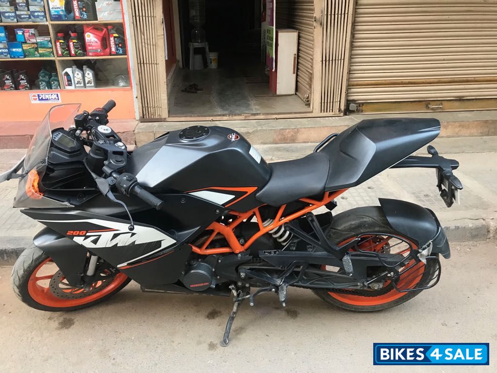 Black KTM RC 200