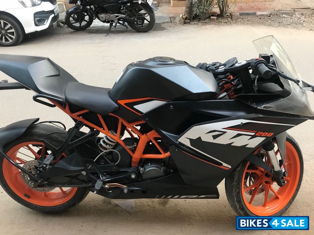 Black KTM RC 200