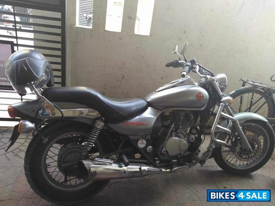 Black And Grey Bajaj Avenger 180 DTS-i