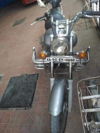 Black And Grey Bajaj Avenger 180 DTS-i