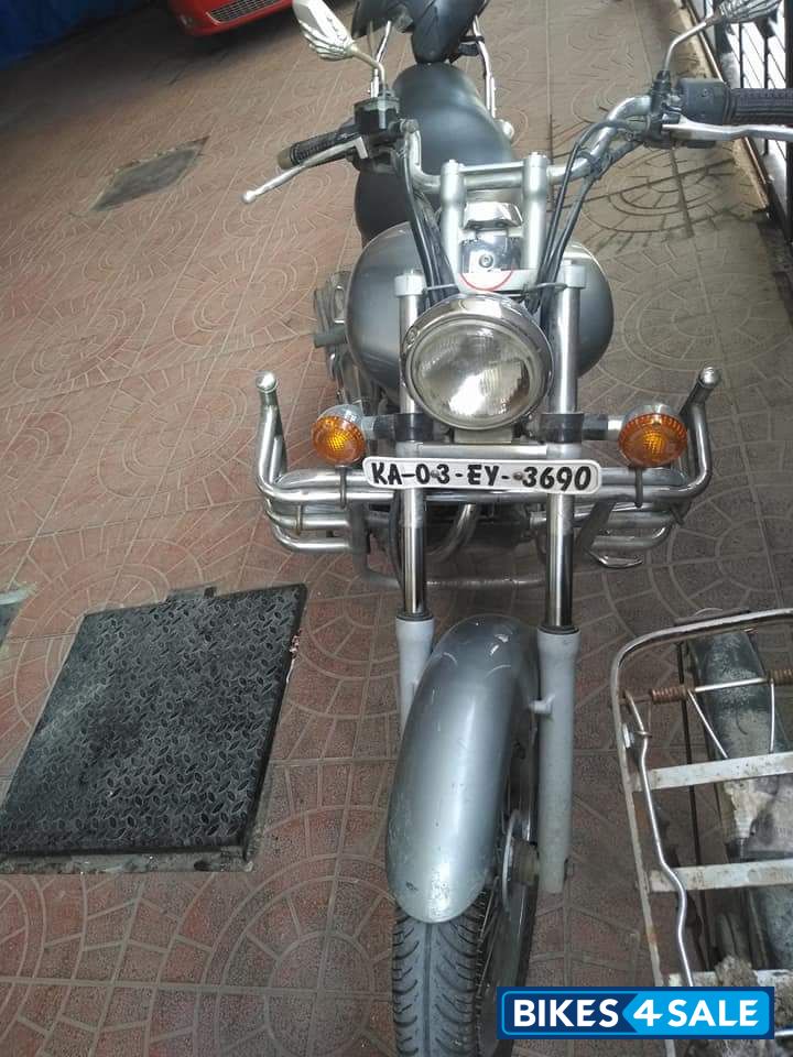 Black And Grey Bajaj Avenger 180 DTS-i