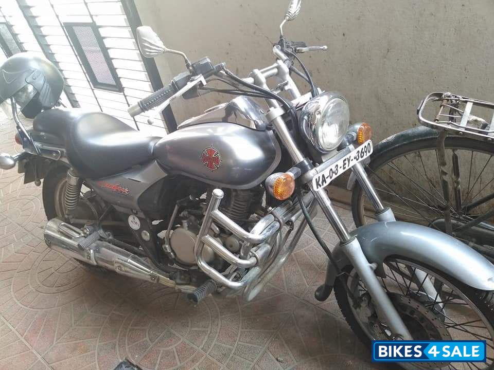 Black And Grey Bajaj Avenger 180 DTS-i