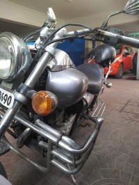 Black And Grey Bajaj Avenger 180 DTS-i