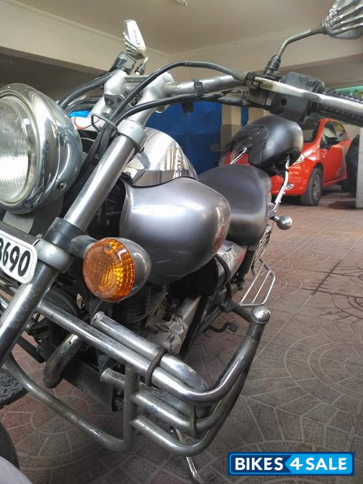 Black And Grey Bajaj Avenger 180 DTS-i