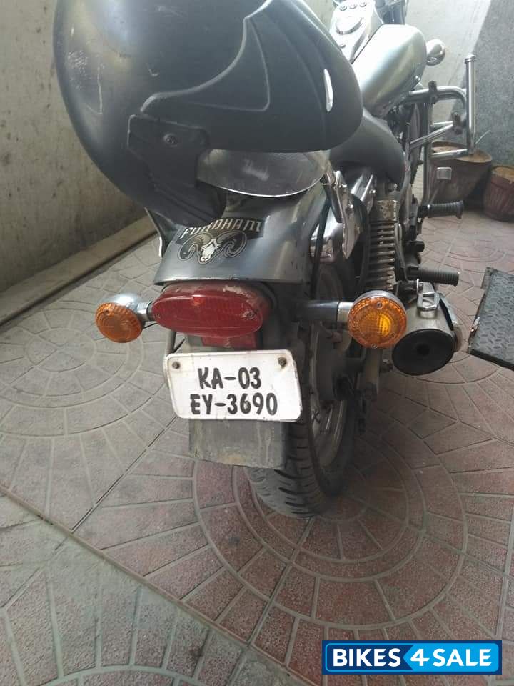 Black And Grey Bajaj Avenger 180 DTS-i