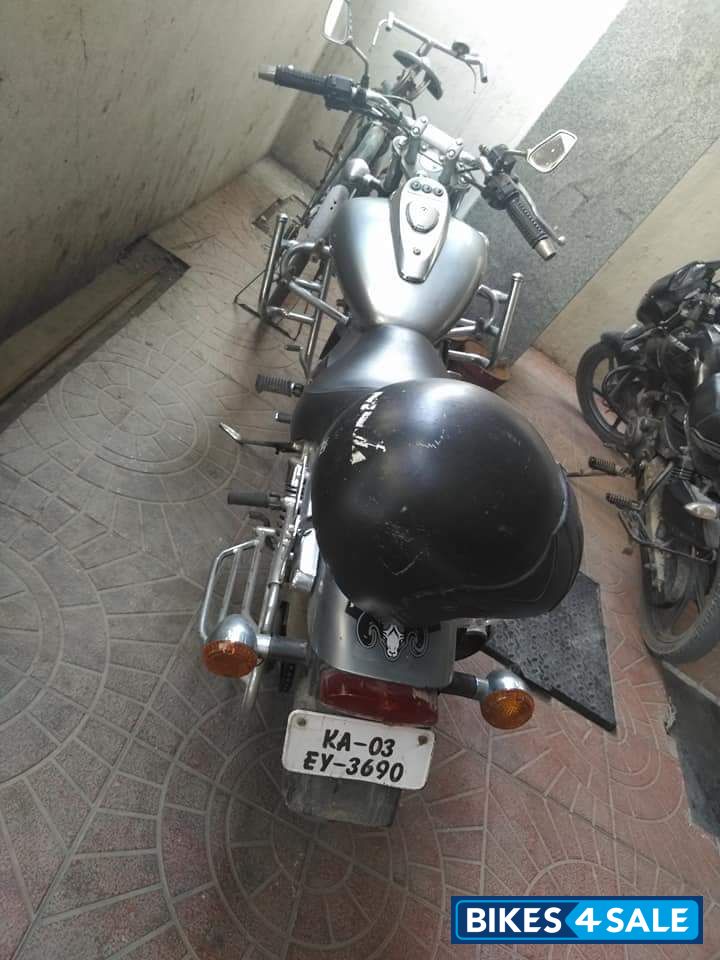 Black And Grey Bajaj Avenger 180 DTS-i