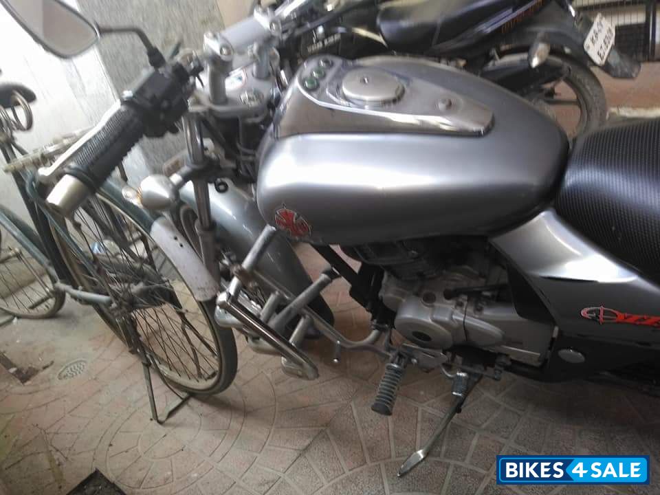 Black And Grey Bajaj Avenger 180 DTS-i