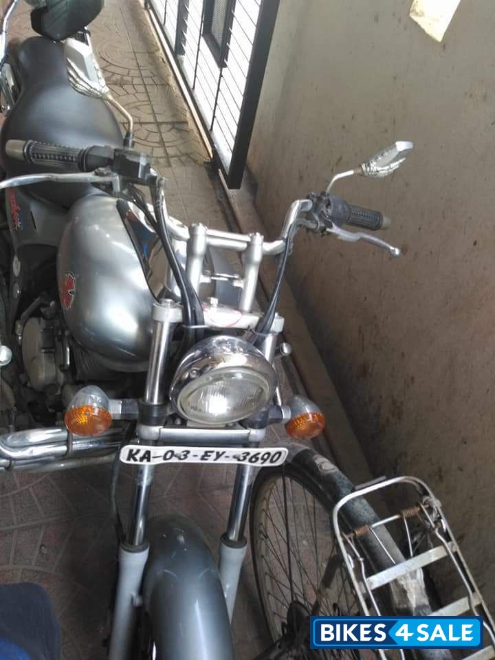 Black And Grey Bajaj Avenger 180 DTS-i