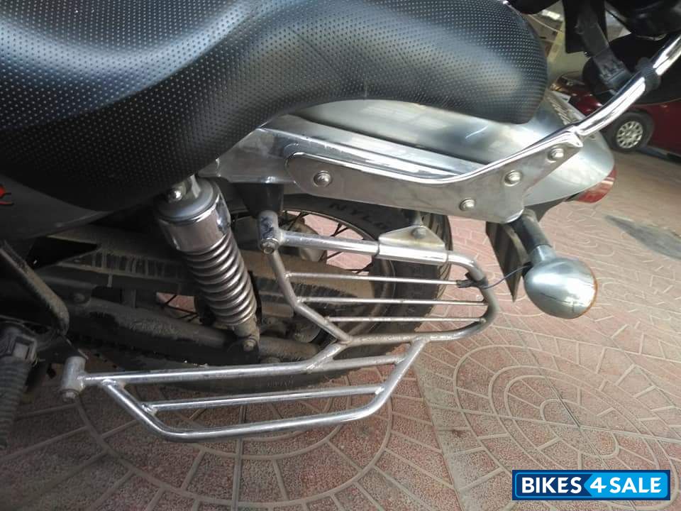 Black And Grey Bajaj Avenger 180 DTS-i