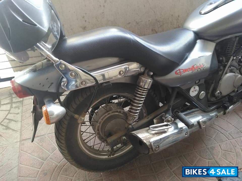 Black And Grey Bajaj Avenger 180 DTS-i