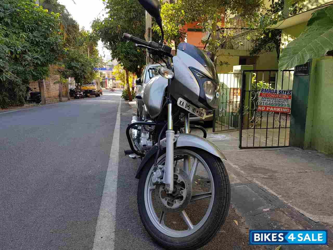 Golden Silver Bajaj Pulsar 150 DTSi Golden Silver Bajaj Pulsar 150 DTSi