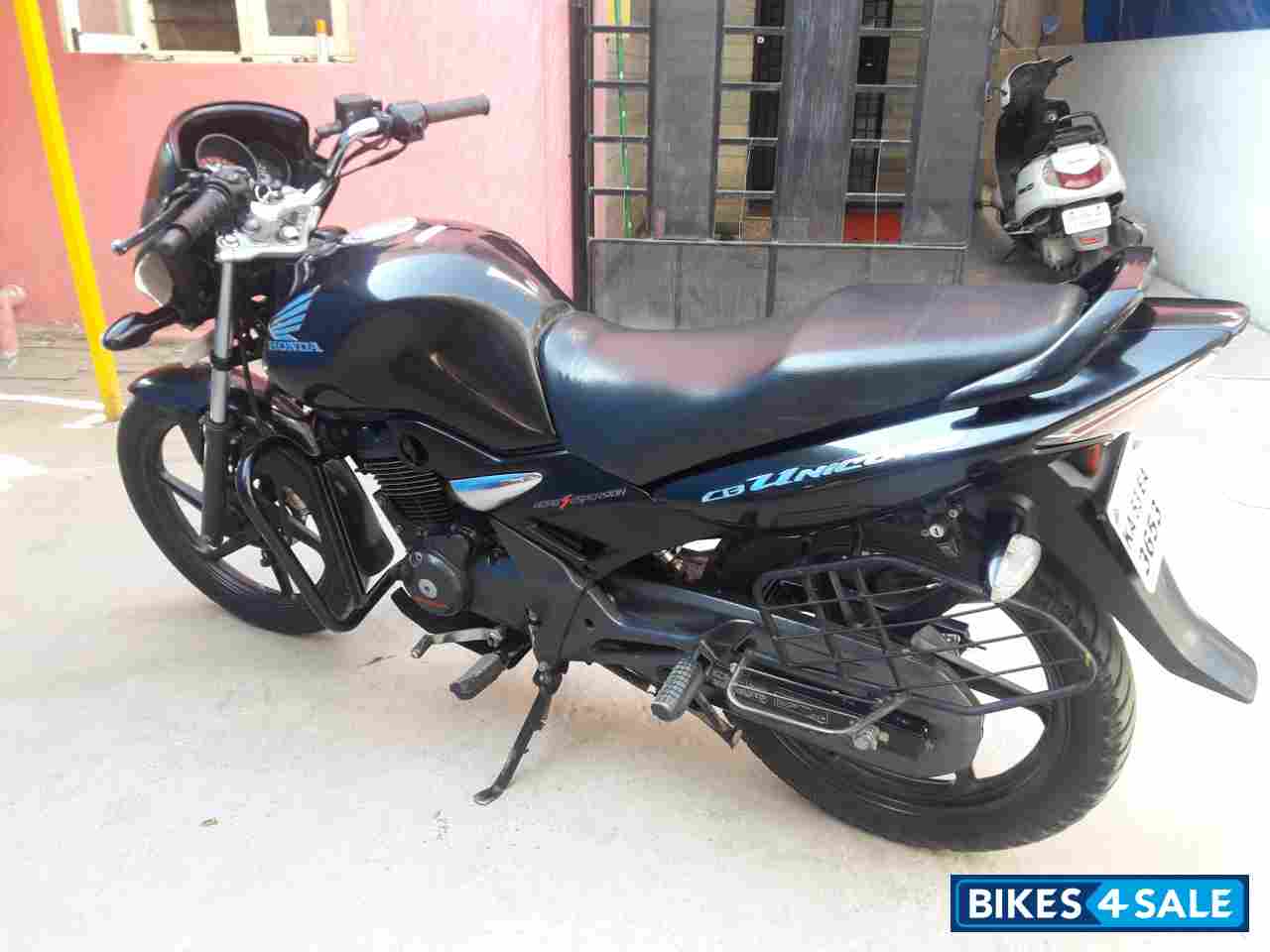 Black Honda CB Unicorn