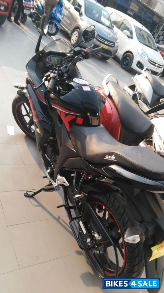 Black Suzuki Gixxer SF Fi