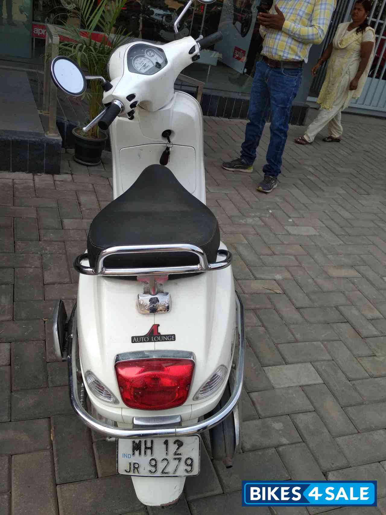 White Vespa LX 125