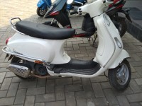 White Vespa LX 125