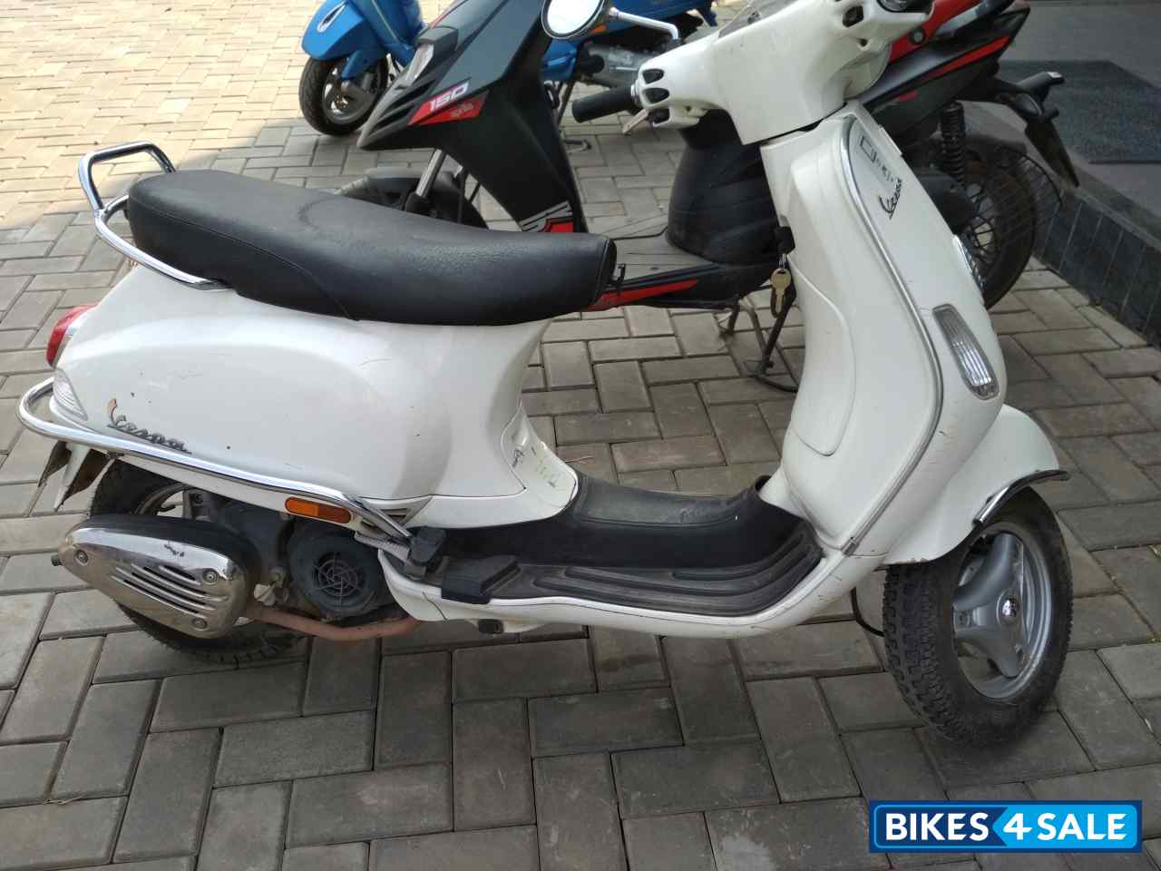 White Vespa LX 125