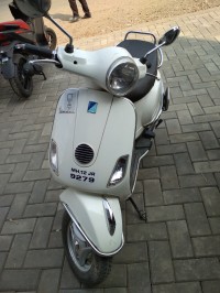 White Vespa LX 125