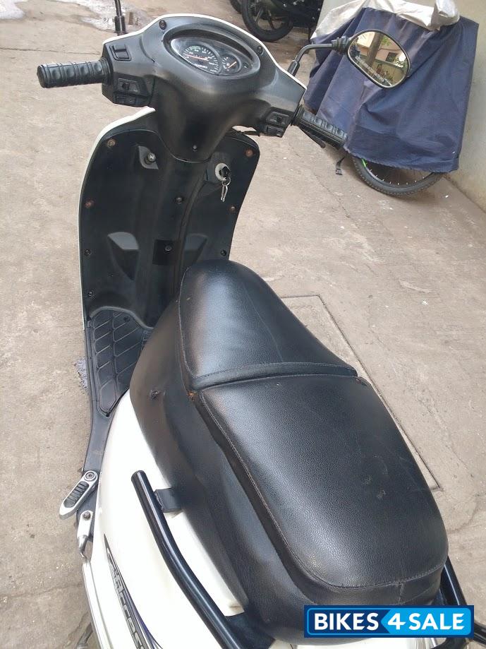 White Suzuki Access 125 White Suzuki Access 125