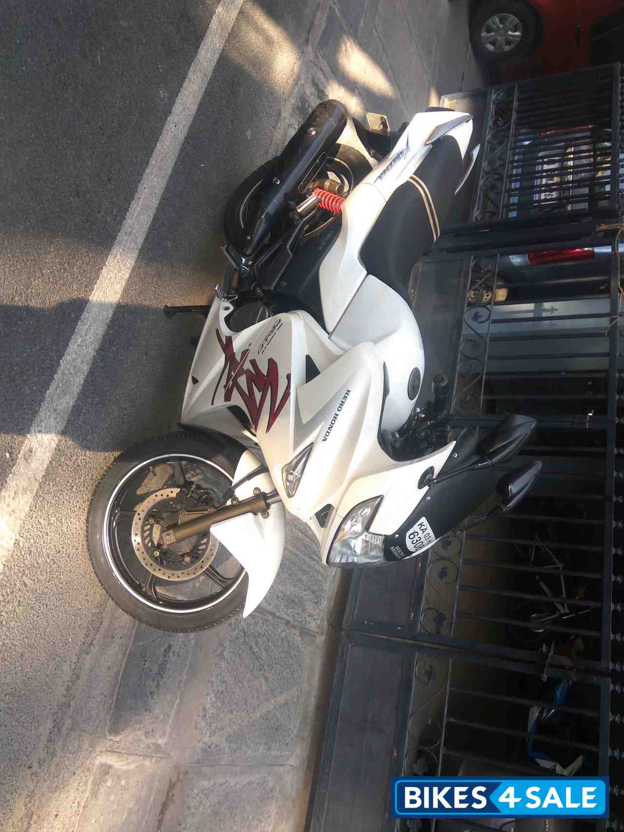 White Hero Karizma ZMR