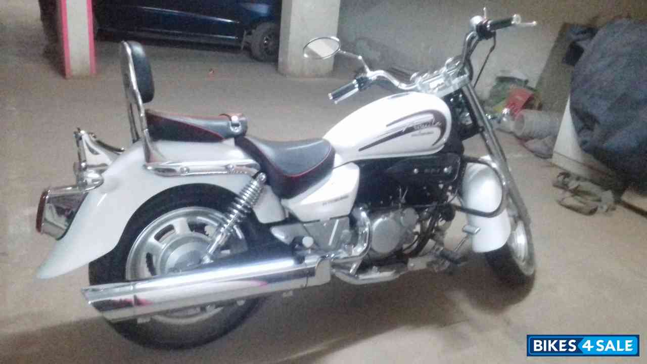 White Hyosung Aquila GV250
