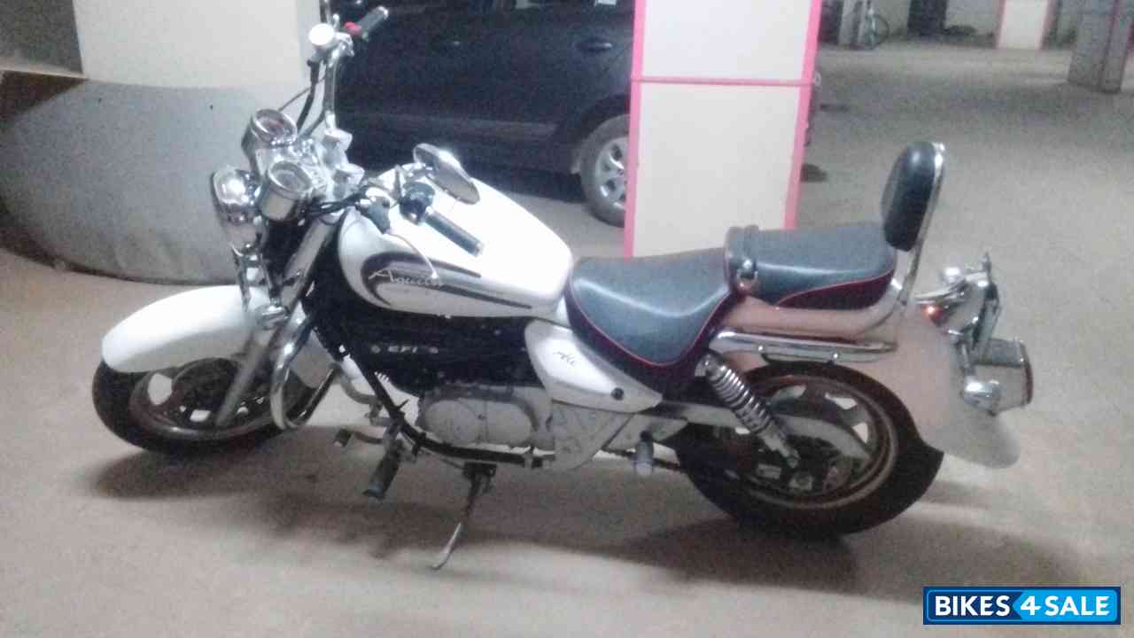 White Hyosung Aquila GV250 White Hyosung Aquila GV250