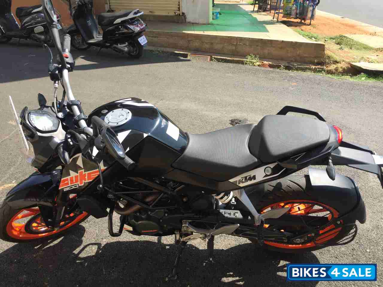 Black KTM Duke 200