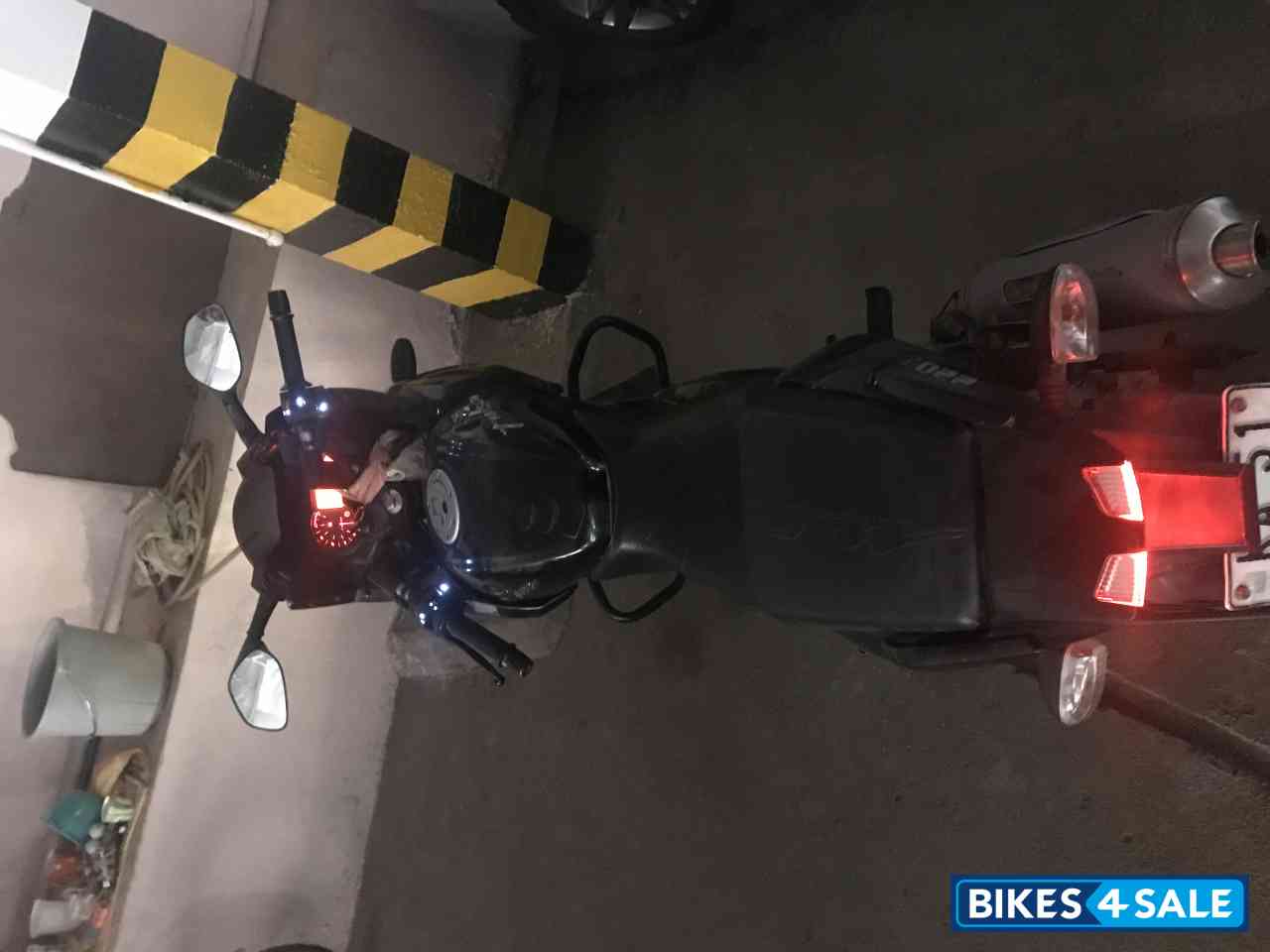 Black Bajaj Pulsar 220F Black Bajaj Pulsar 220F