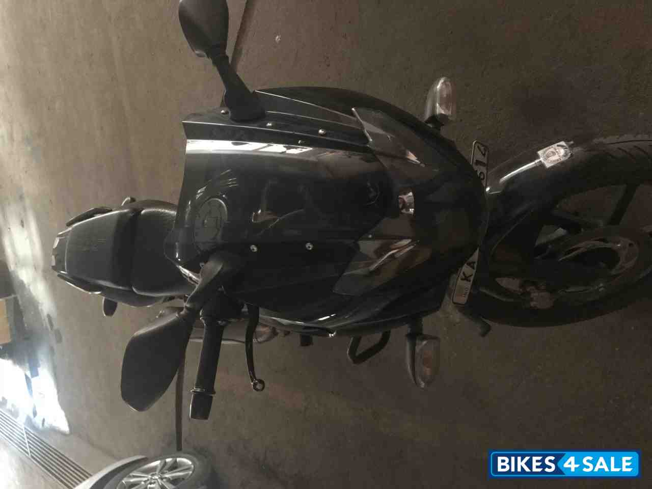 Black Bajaj Pulsar 220F Black Bajaj Pulsar 220F