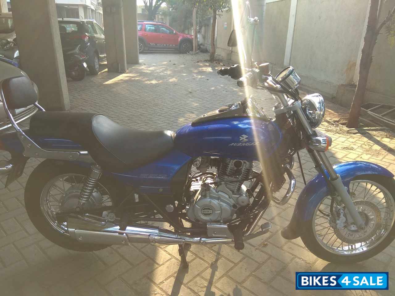 Blue Bajaj Avenger 220 DTS-i