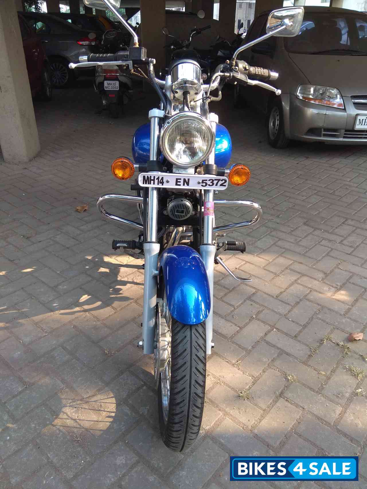 Blue Bajaj Avenger 220 DTS-i