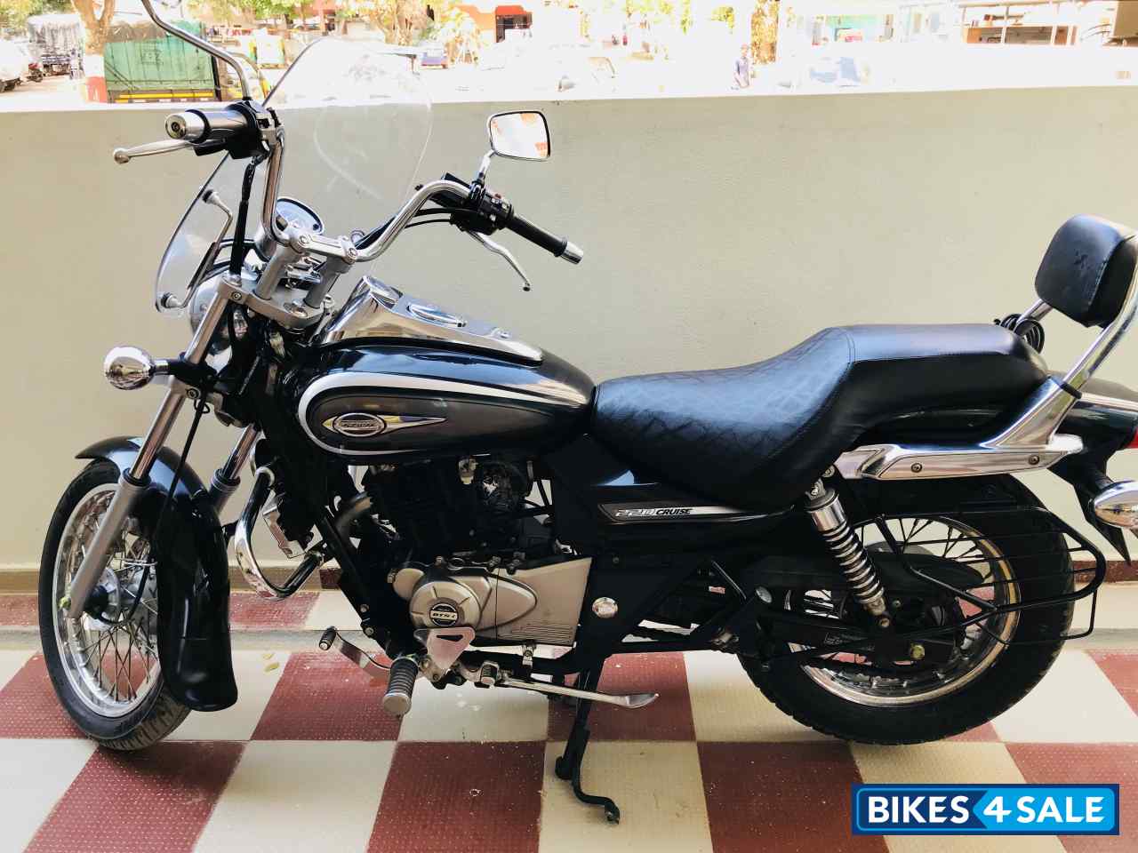 Black Bajaj Avenger Cruise 220