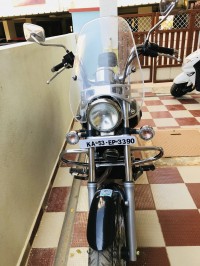 Black Bajaj Avenger Cruise 220