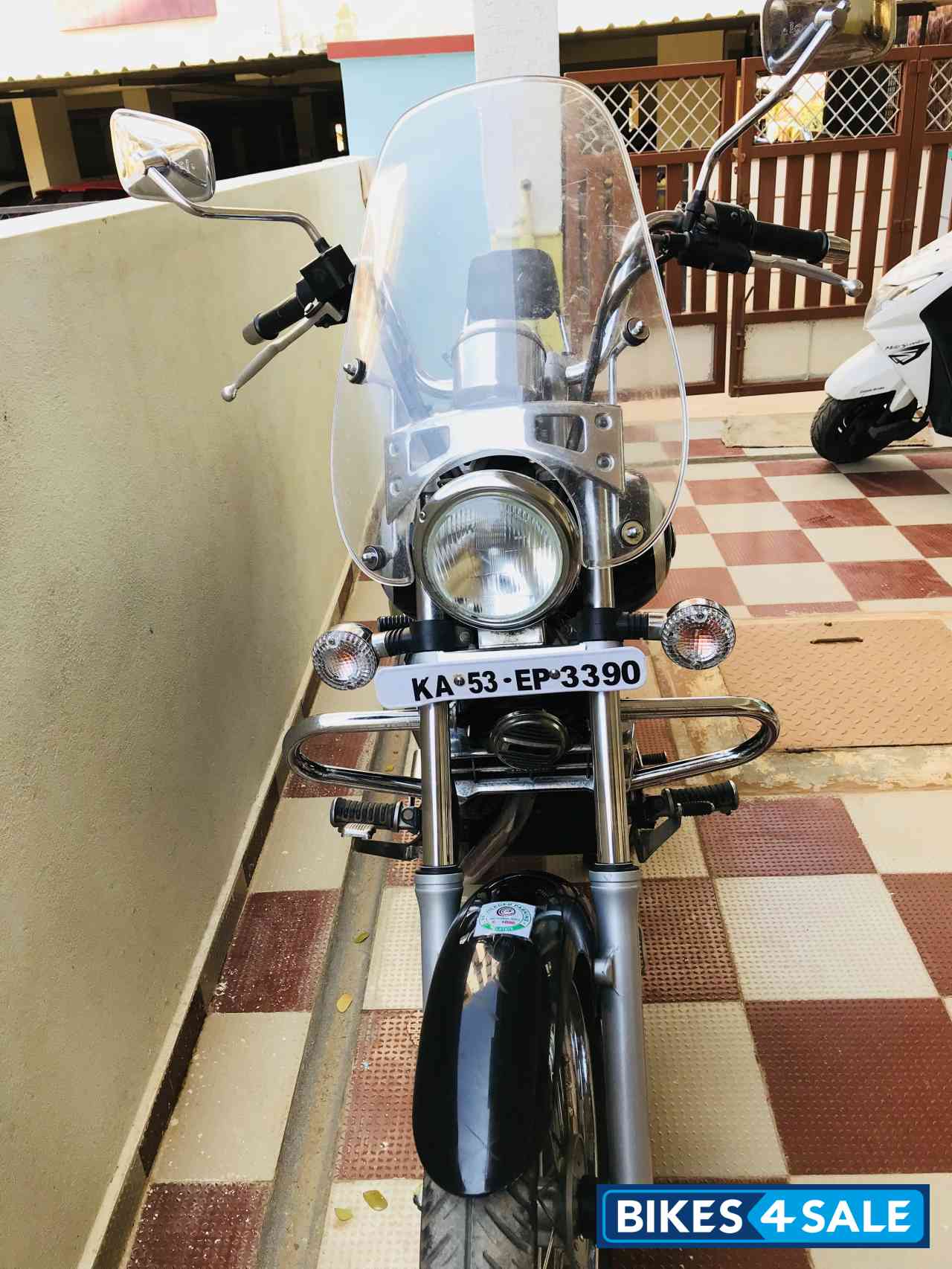 Black Bajaj Avenger Cruise 220 Black Bajaj Avenger Cruise 220