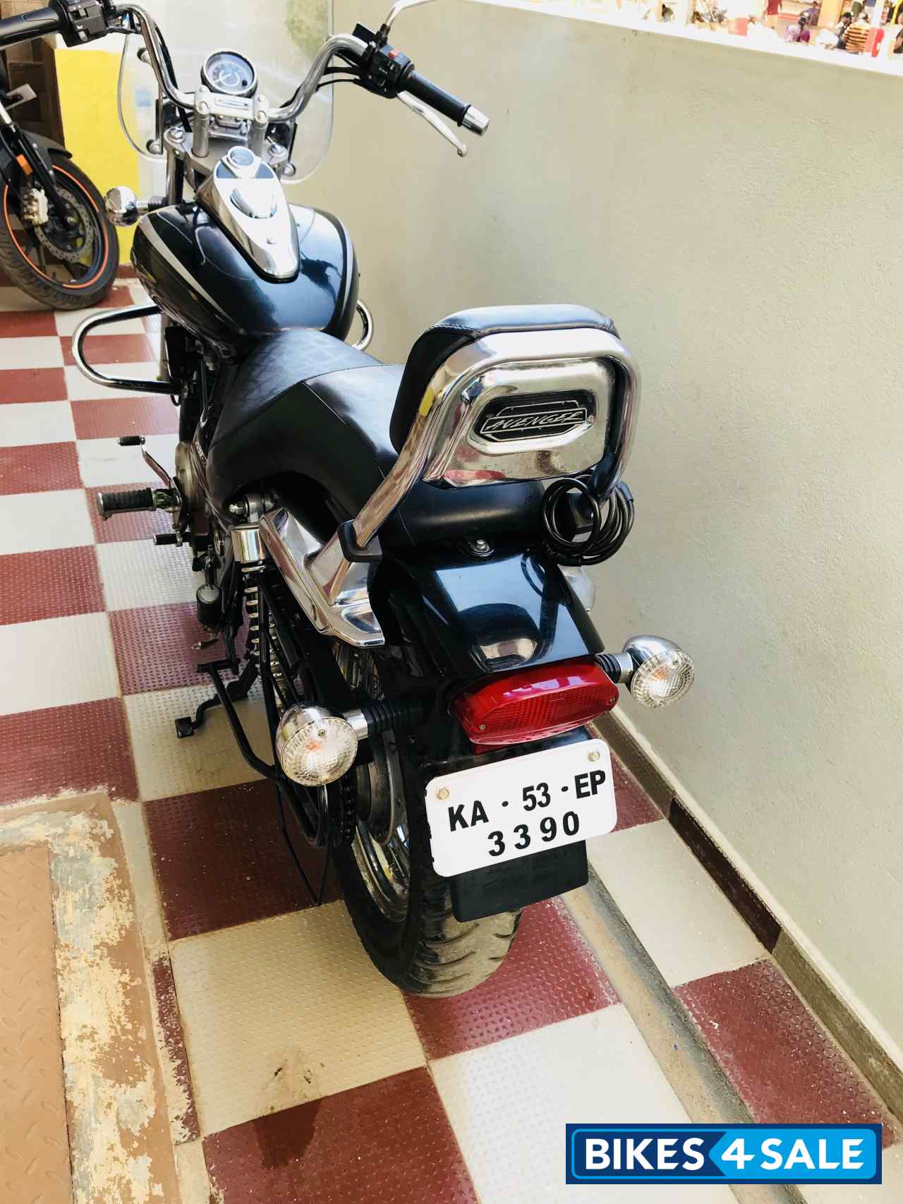 Black Bajaj Avenger Cruise 220 Black Bajaj Avenger Cruise 220