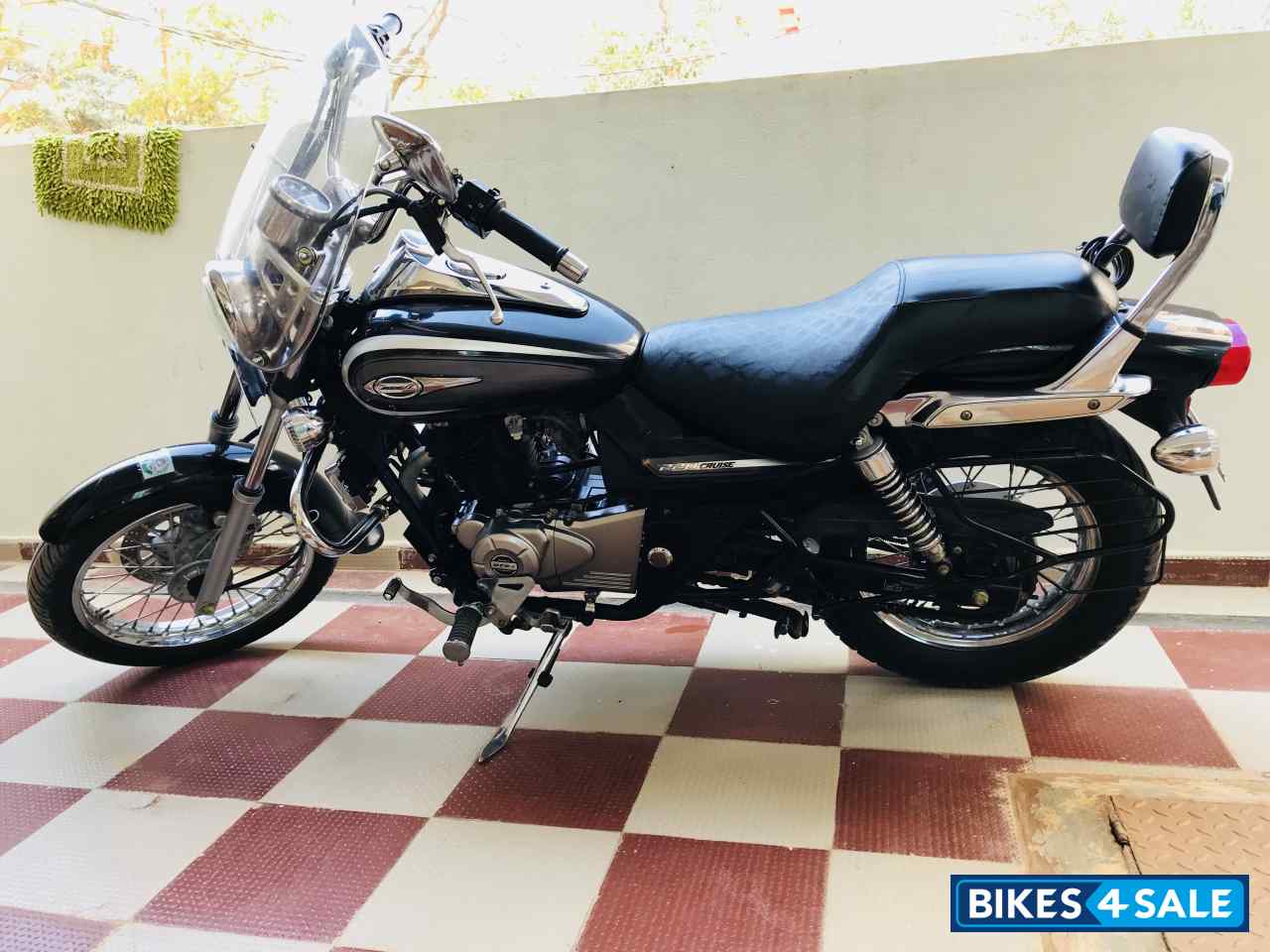 Black Bajaj Avenger Cruise 220 Black Bajaj Avenger Cruise 220