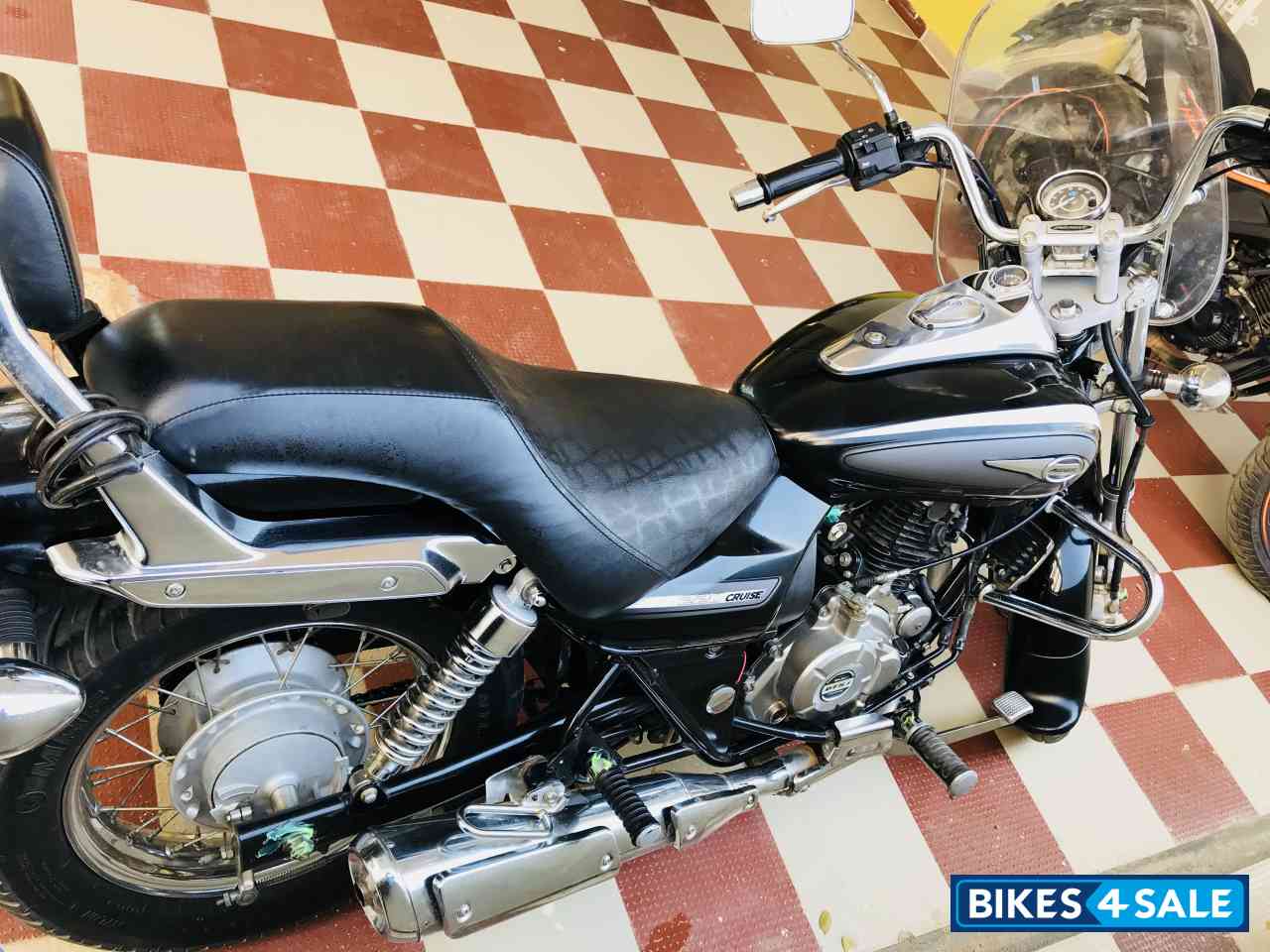 Black Bajaj Avenger Cruise 220 Black Bajaj Avenger Cruise 220