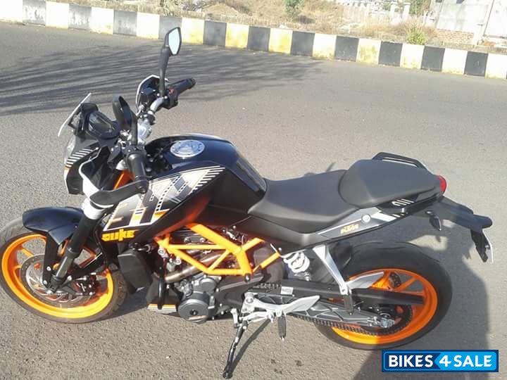Black KTM Duke 390