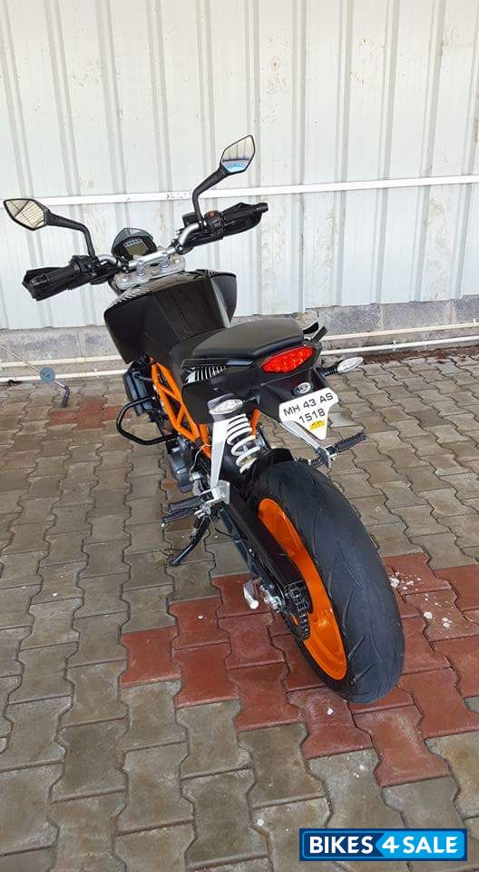 Black KTM Duke 390