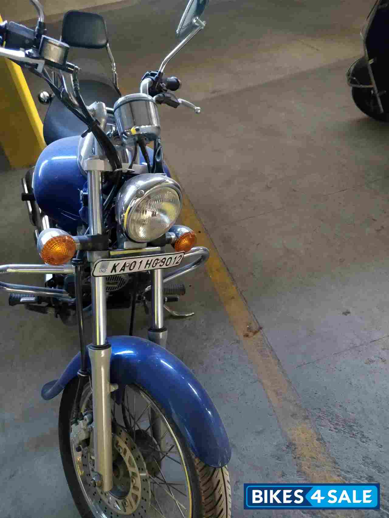 Blue Bajaj Avenger 220 DTS-i