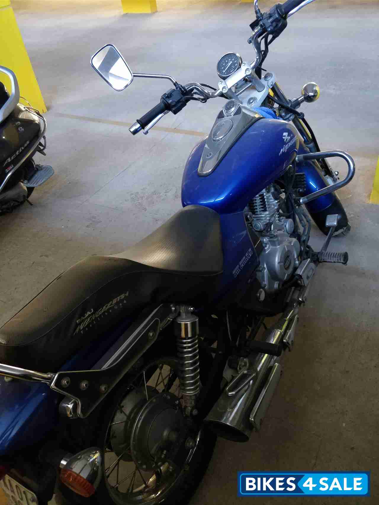 Blue Bajaj Avenger 220 DTS-i Blue Bajaj Avenger 220 DTS-i