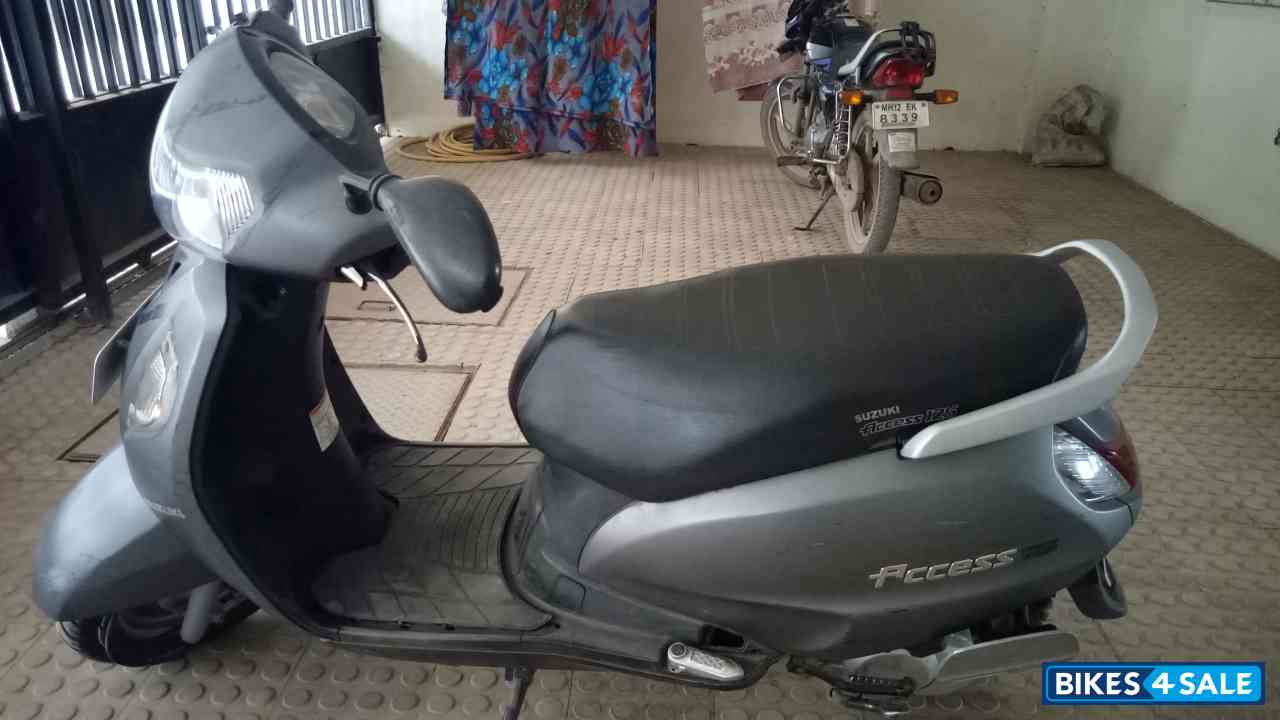Silver Suzuki Access 125 Silver Suzuki Access 125