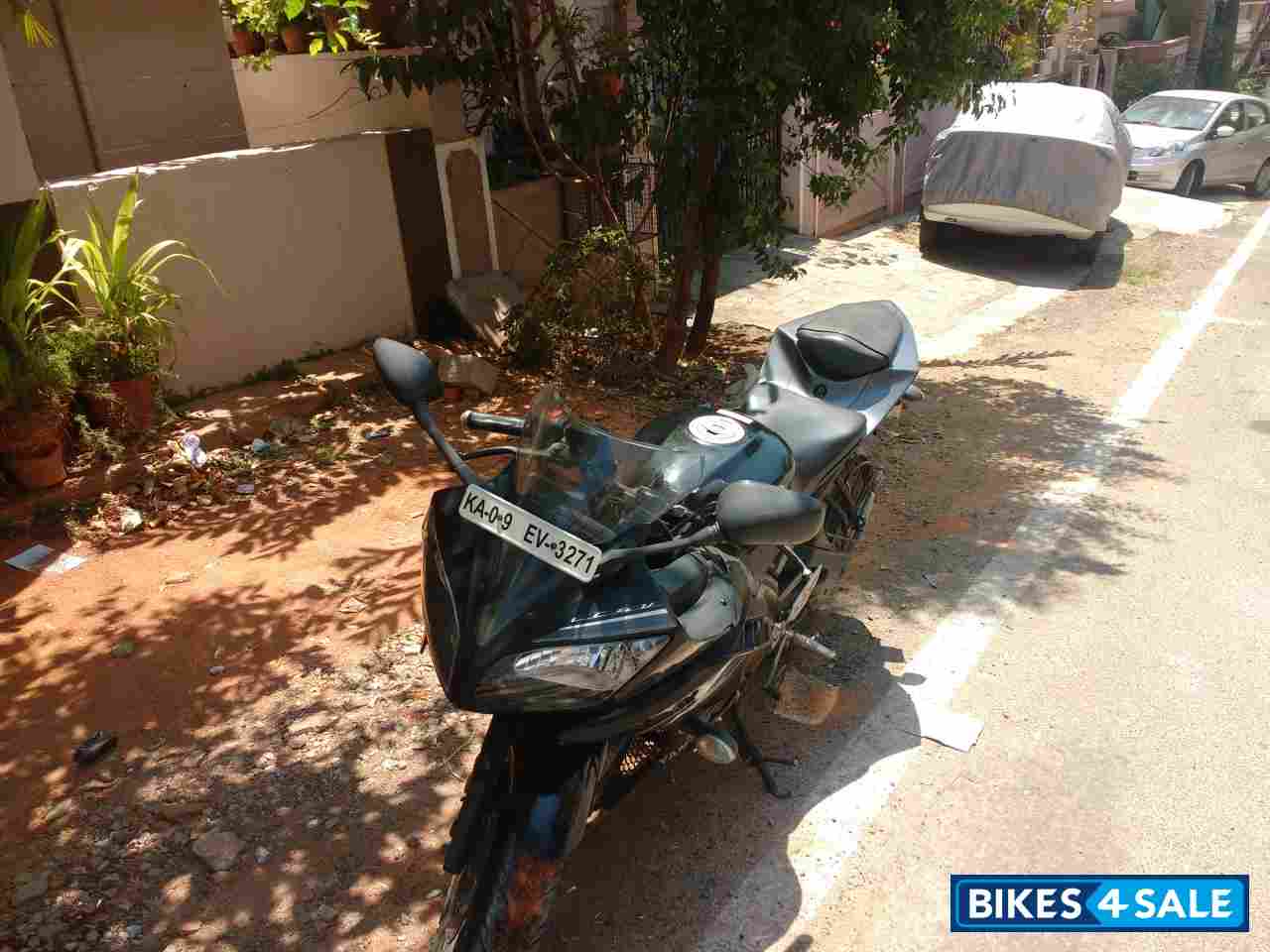 Black Yamaha YZF R15 V2