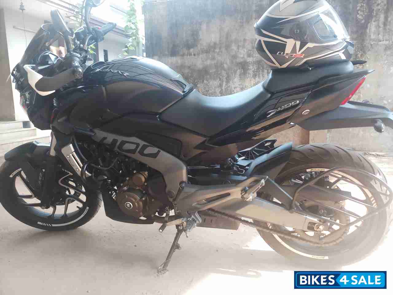 Blue Bajaj Dominar 400