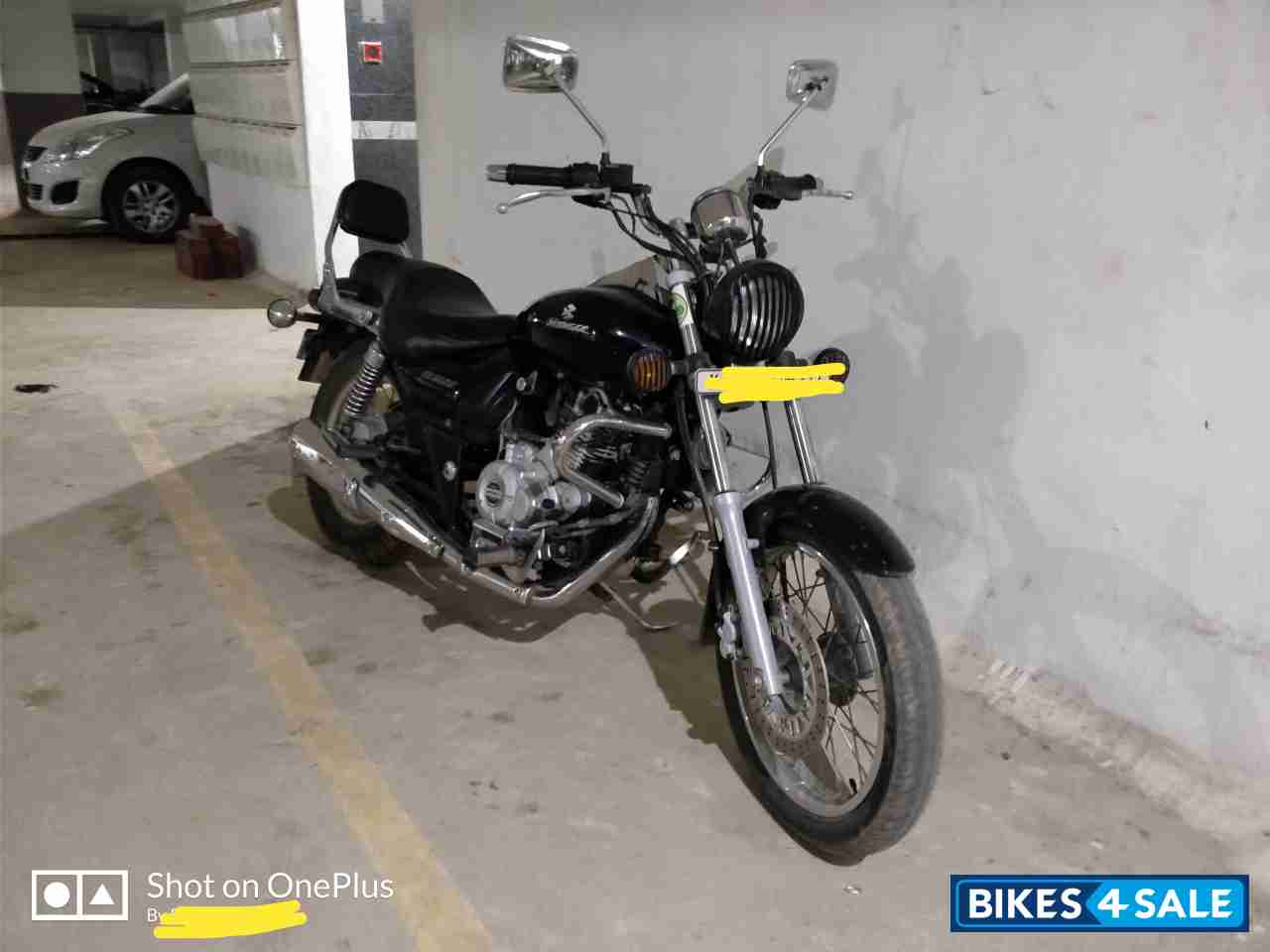 Black Bajaj Avenger 220 DTS-i