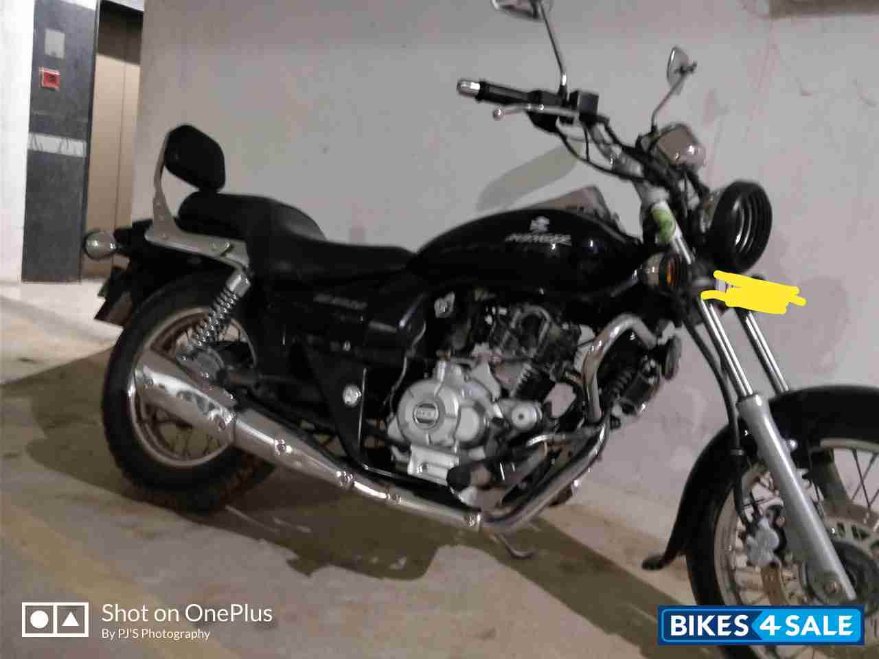 Black Bajaj Avenger 220 DTS-i
