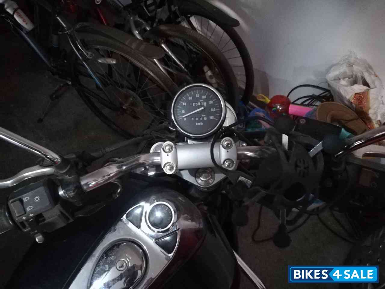 Black Bajaj Avenger 220 DTS-i