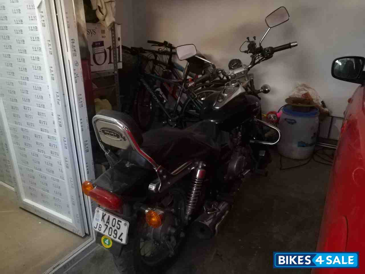 Black Bajaj Avenger 220 DTS-i Black Bajaj Avenger 220 DTS-i